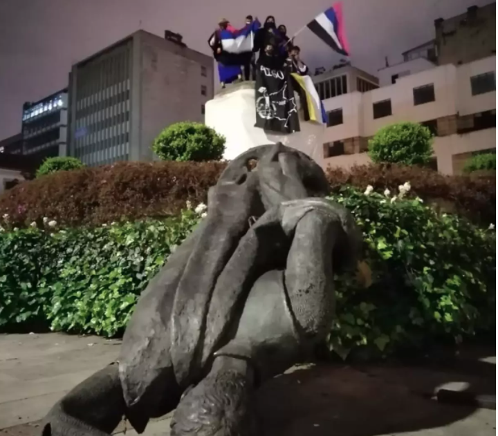 Los indígenas y la estatua de Gonzalo Jiménez de Quesada en Bogotá.