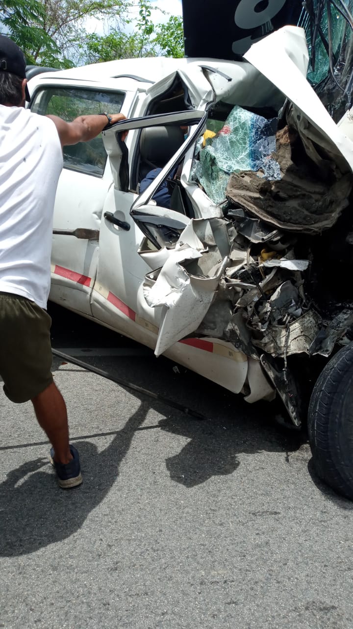 Los cuerpos de las víctimas quedaron aprisionados dentro de la camioneta. 