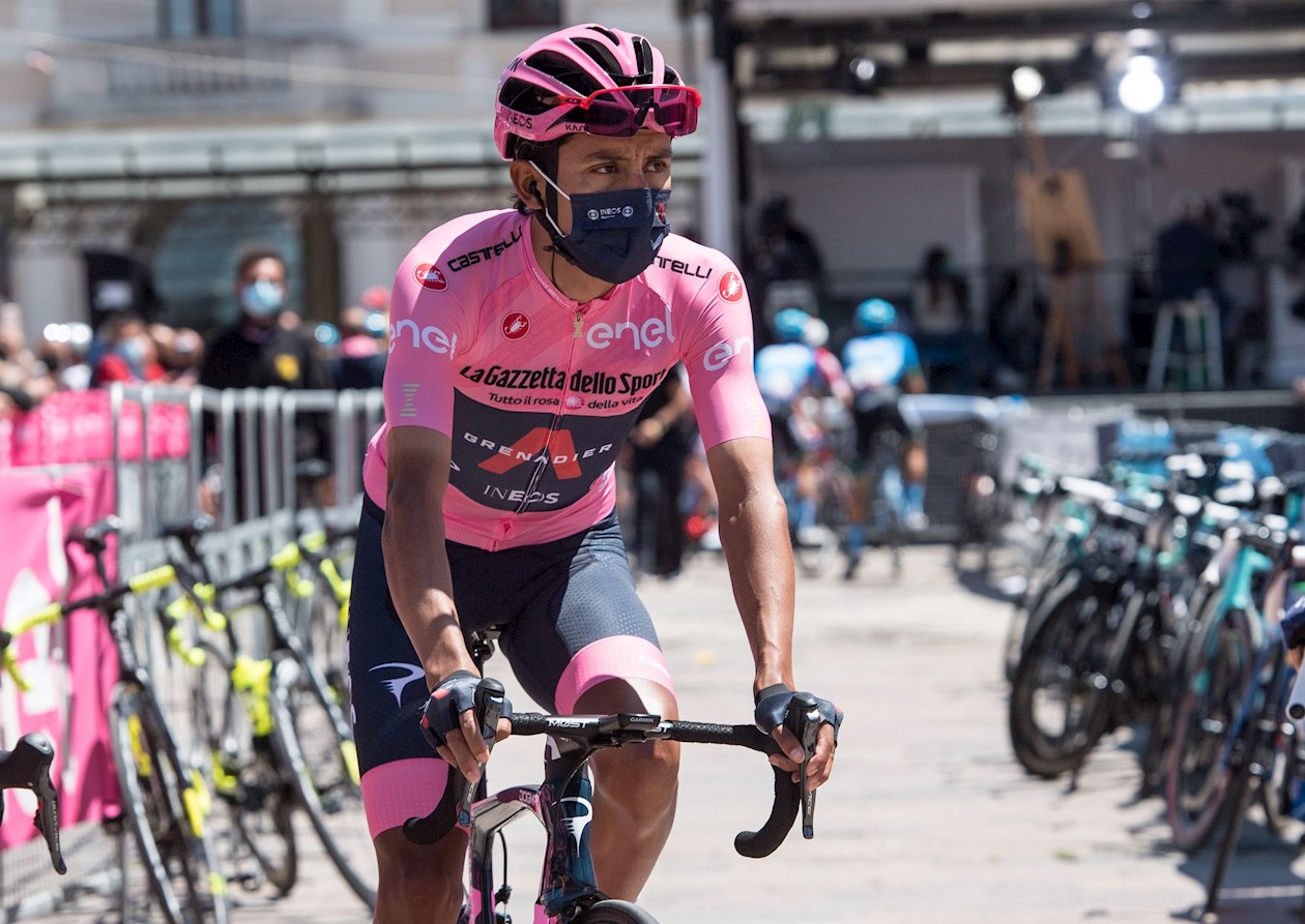 Egan Bernal sigue de líder del Giro de Italia.
