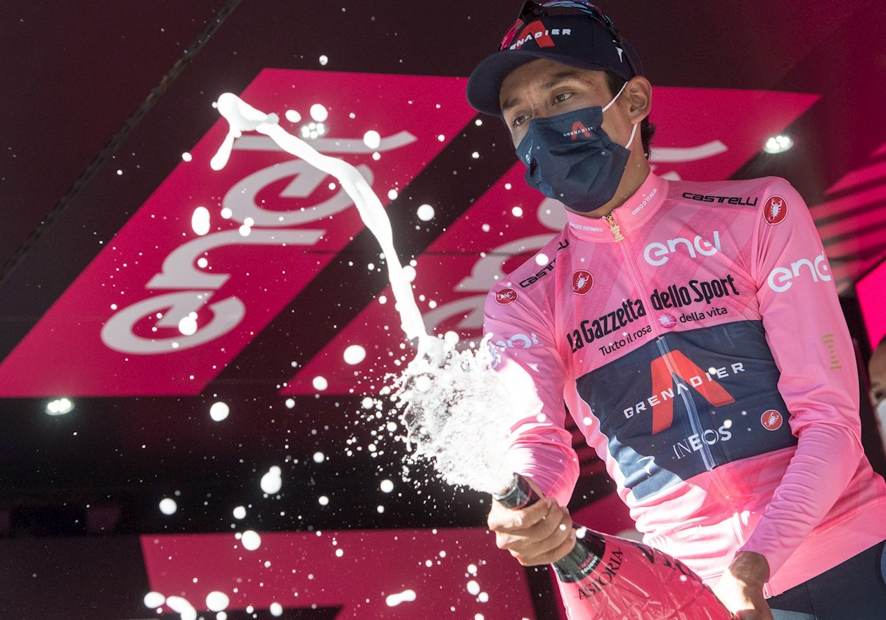 El colombiano Egan Bernal celebra con la maglia rosa.