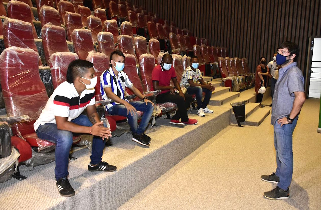 Encuentro del Alcalde con jóvenes en la Fábrica de la Cultura.