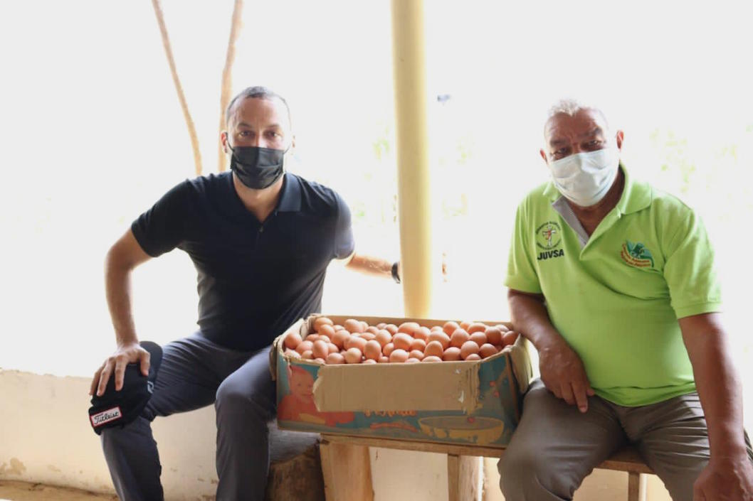 Con el gobernador Mokaná Jairo Peralta y una buena producción de gallinas ponedoras.