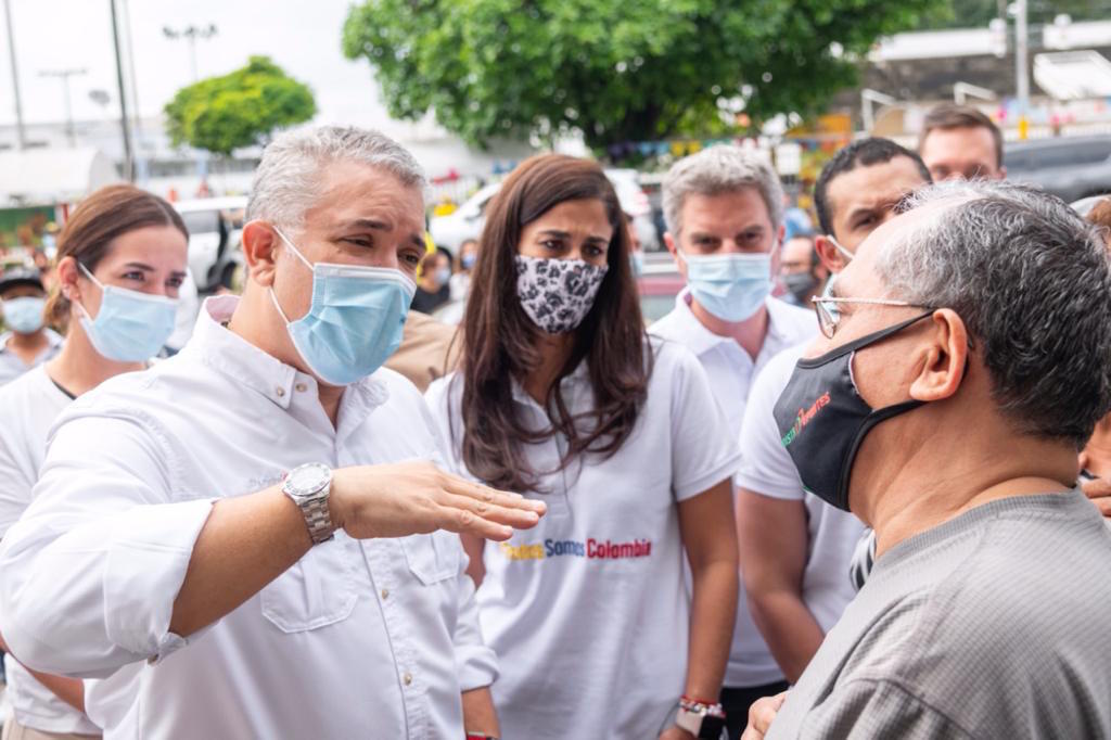 En las calles de Cali dialogando con los cudadanos.