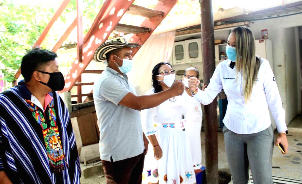 La Secretaria de Gobierno Jeniffer Villarreal saludando a los gobernantes indígenas.