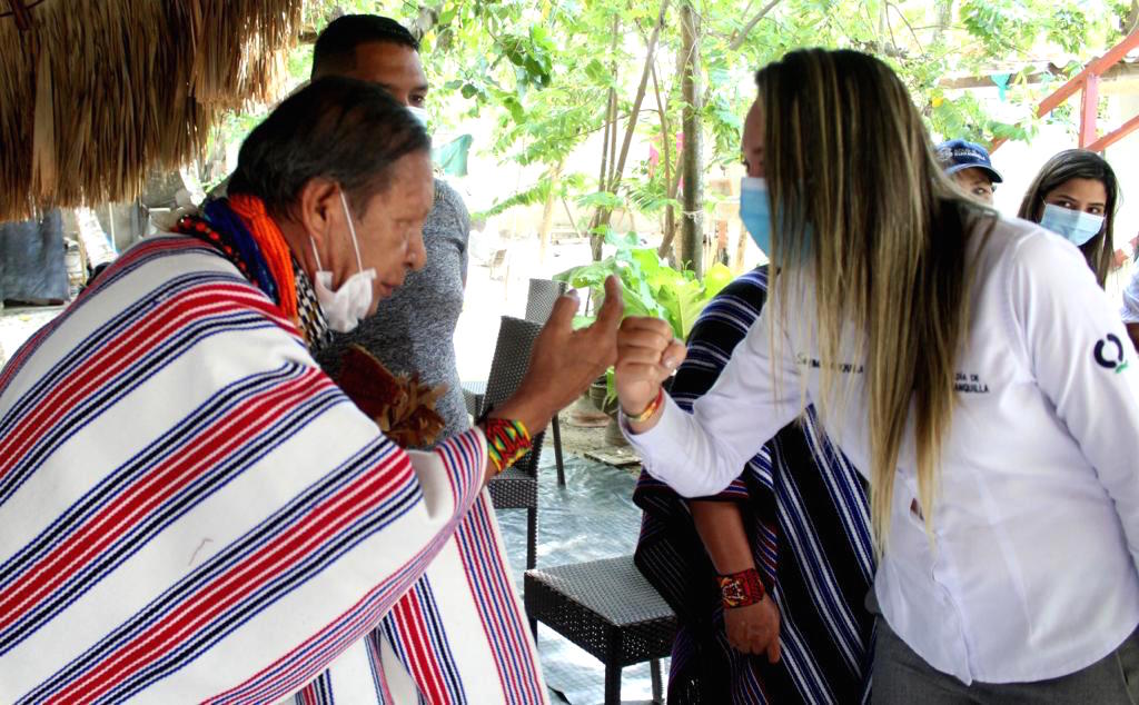 La Secretaria de Gobierno Jeniffer Villarreal saludando a los gobernantes indígenas.