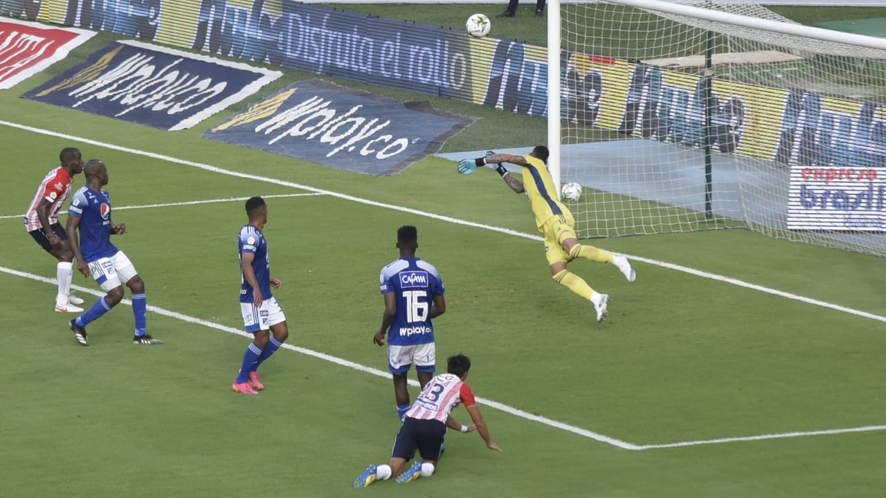 Cabezazo de Fabián Sambueza para el tercer gol de los 'tiburones'.