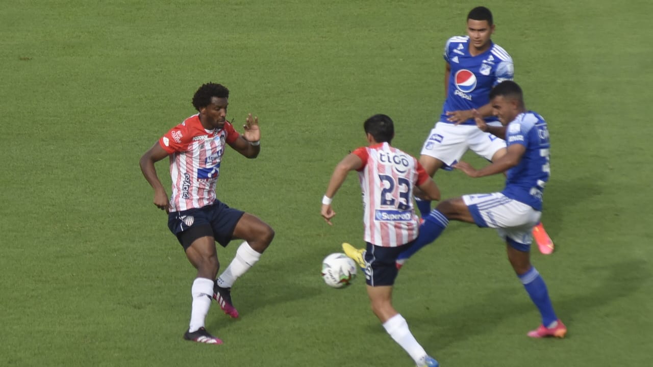 Fabián Sambueza y Didier Moreno intentando ingresar ante la defensa rival.
