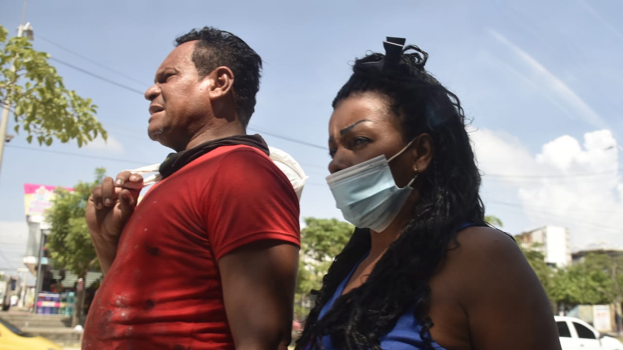 En la Ciudadela, un señor sin tapabocas camina por la vía.