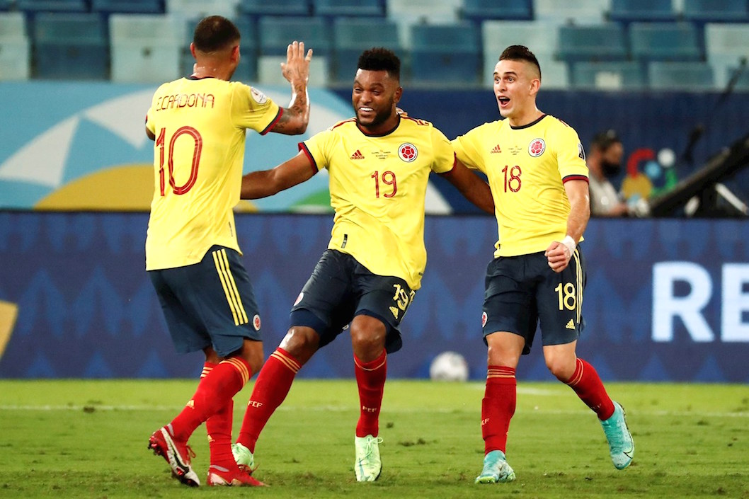 Edwin Cardona, Miguel Ángel Borja y Santos Borré, festejando el gol.