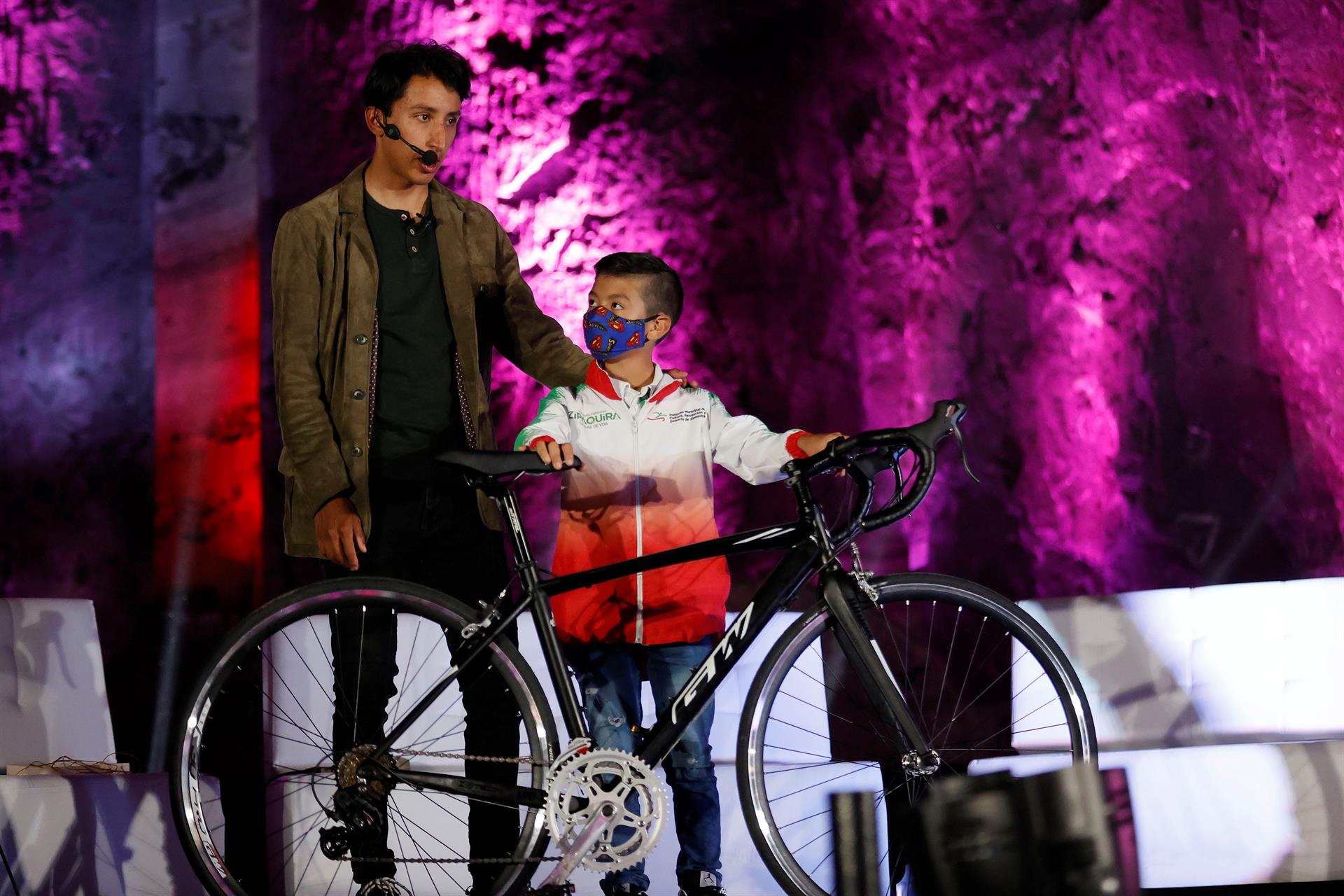 Egan Bernal además donó una bicicleta de carrera a un pequeño niño. 