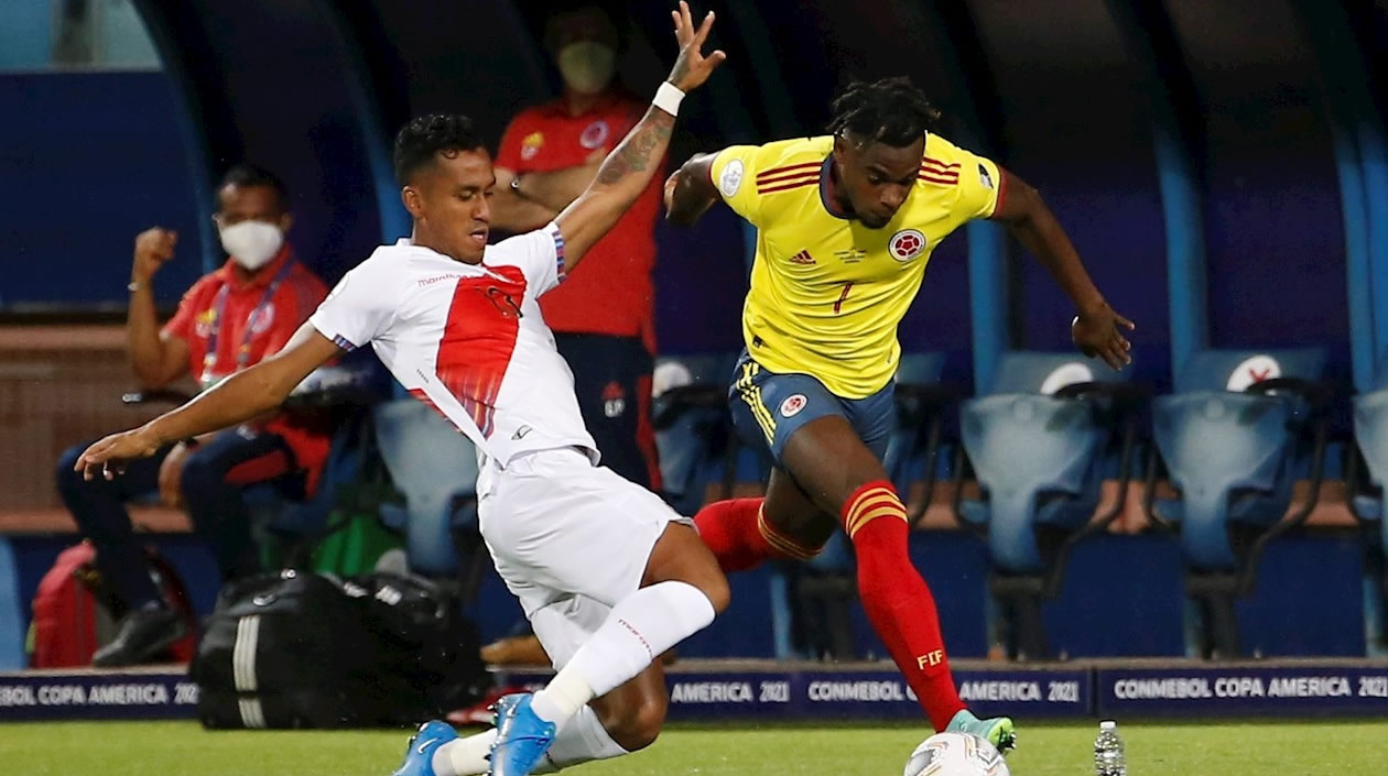 Duván Zapata de Colombia disputando el balón con Renato Tapia de Perú.