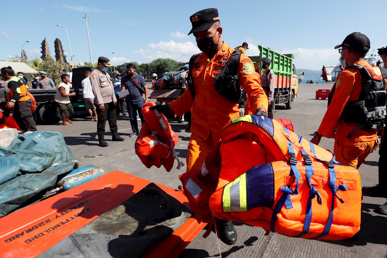 Al menos seis personas, cuatro mujeres y dos hombres, murieron en el naufragio de un transbordador con 56 personas a bordo cerca de la isla indonesia de Bali.