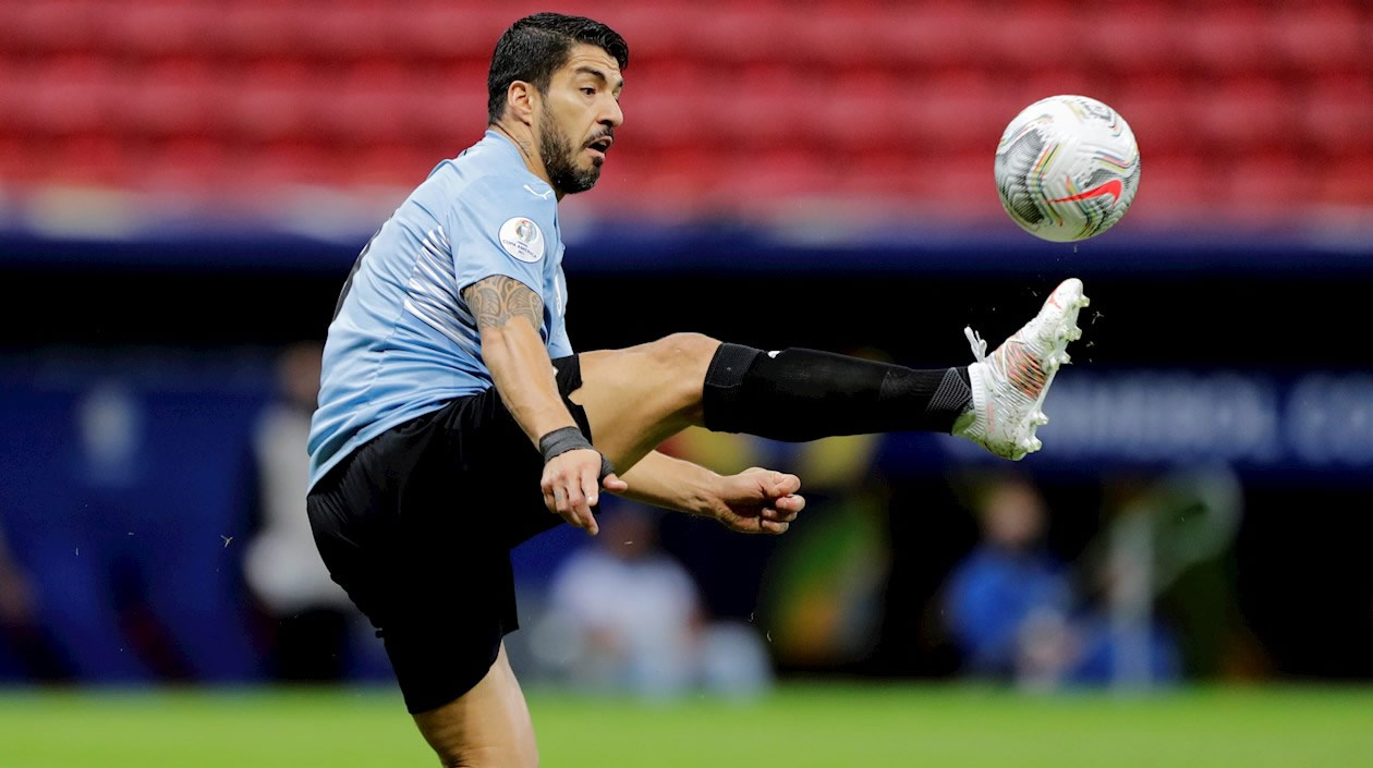 Luis Suárez controlando el balón.