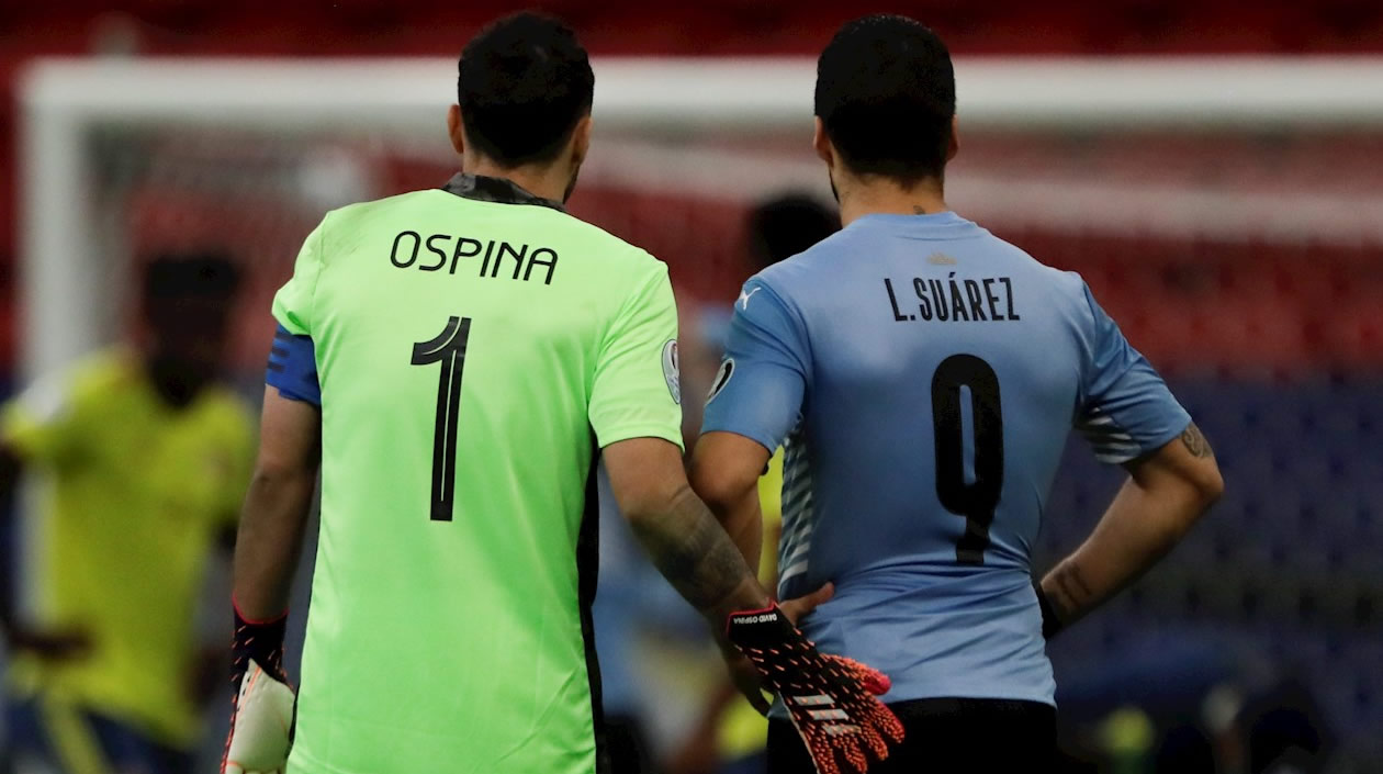 Luis Suárez y el arquero David Ospina a la expectativa en un cobro.