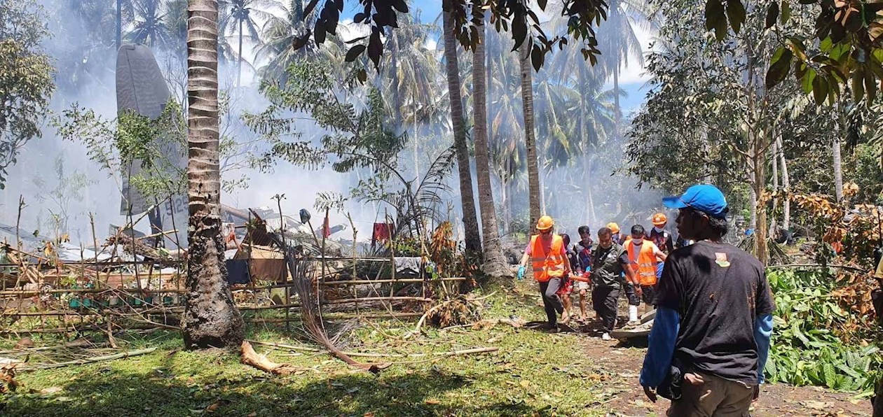 Rescatista evacúan los cuerpos de las víctimas del accidente de avión militar en Filipinas.