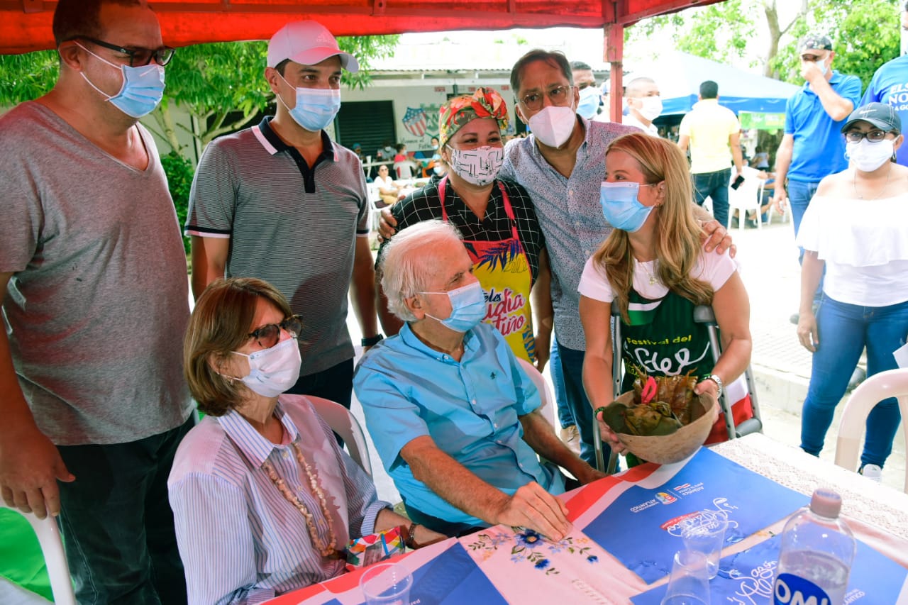 La gobernadora Elsa Noguera visitó con su familia, el segundo día del Festival del Pastel en Pital de Megua.