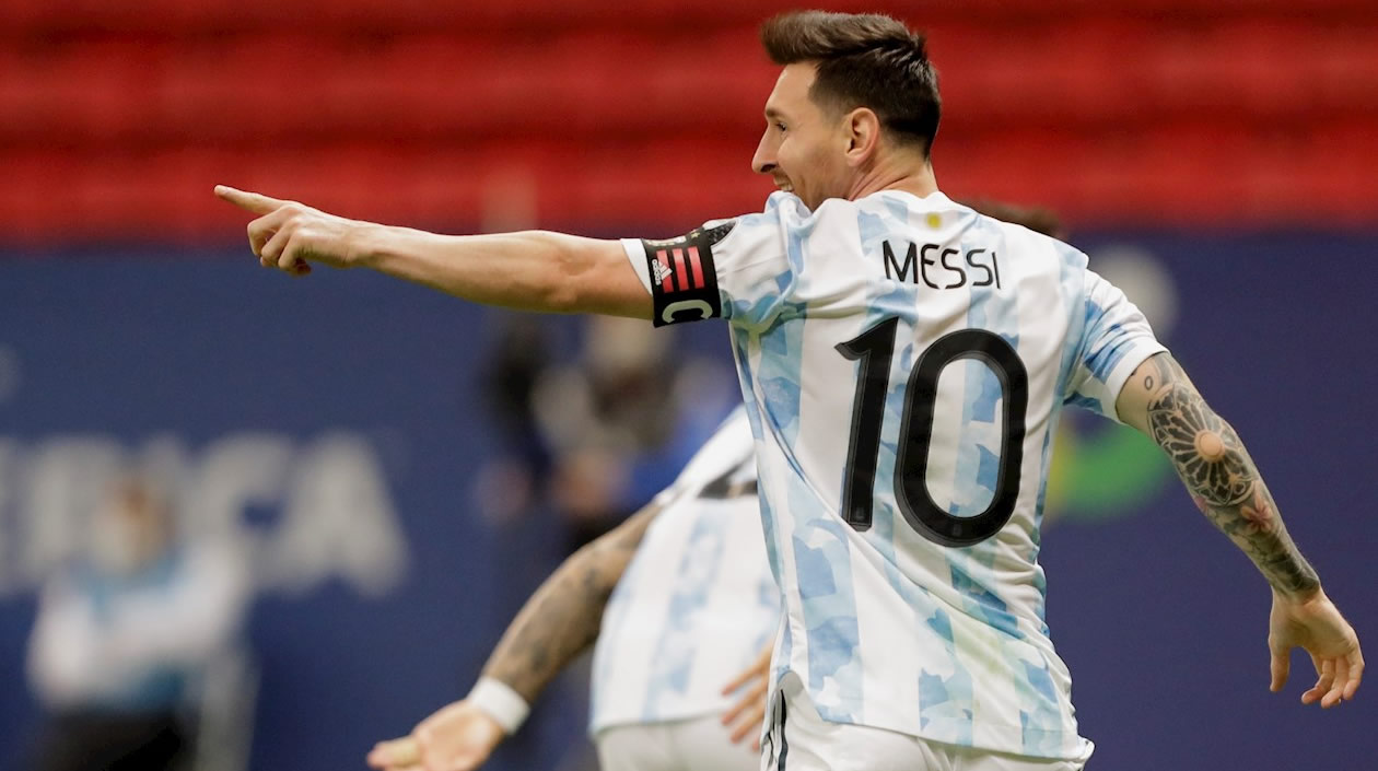 Lionel Messi festejando el gol anotado por Lautaro Martínez.