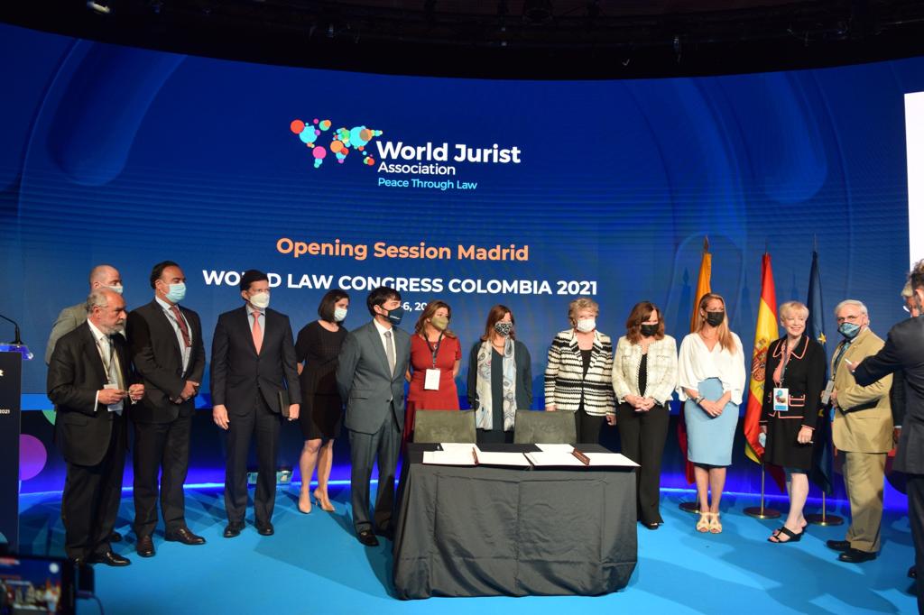 El mandatario de los barranquilleros recibió la designación de la ciudad como sede oficial por parte del presidente de la Asociación Mundial de Juristas, Javier Cremades.