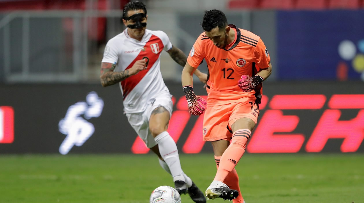 Camilo Vargas de Colombia disputa el balón con Gianluca Lapadula