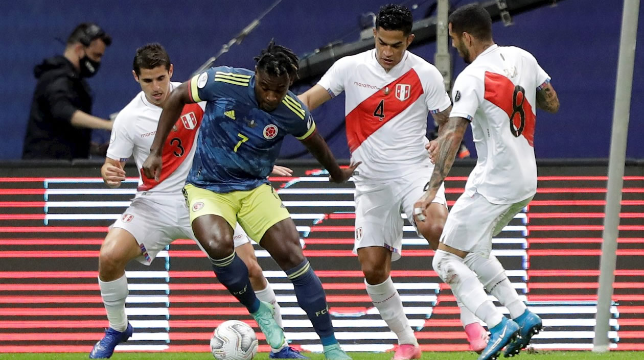 Duván Zapata de Colombia disputa el balón con Aldo Corzo
