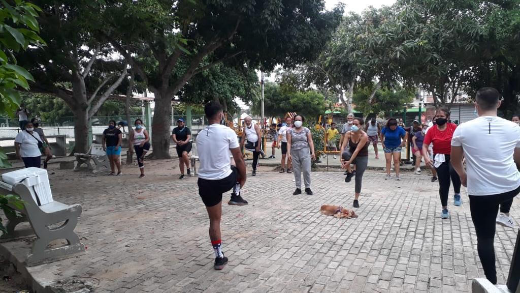 Un grupo de ciudadanos participando en las actividades.