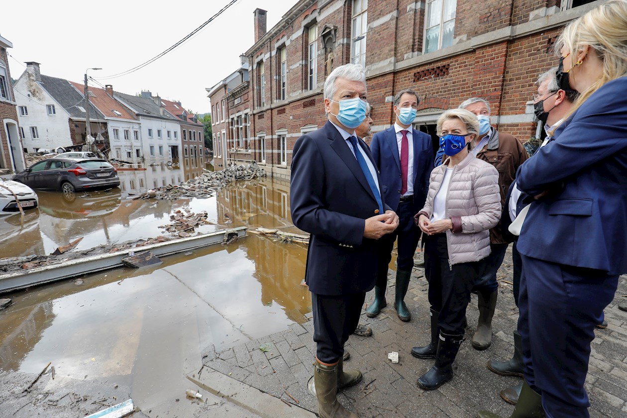 Presidenta de la Comisión Europea, Ursula von der Leyen, visita la zona de inundaciones en Bélgica. 