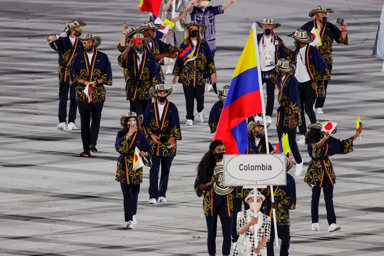 La delegación colombiana durante su paseo en el estadio Olímpico de Tokio.