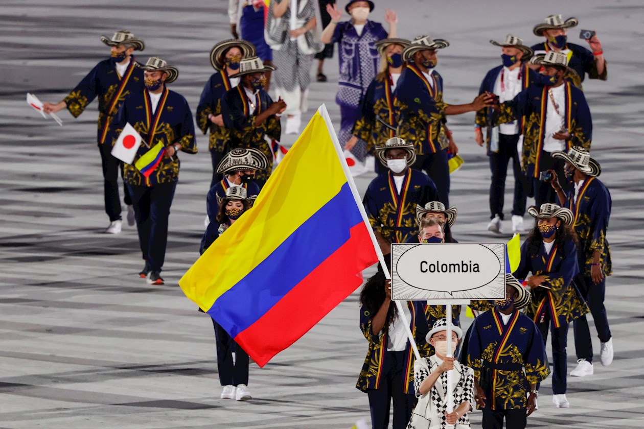 La delegación colombiana durante su paseo en el estadio Olímpico de Tokio.