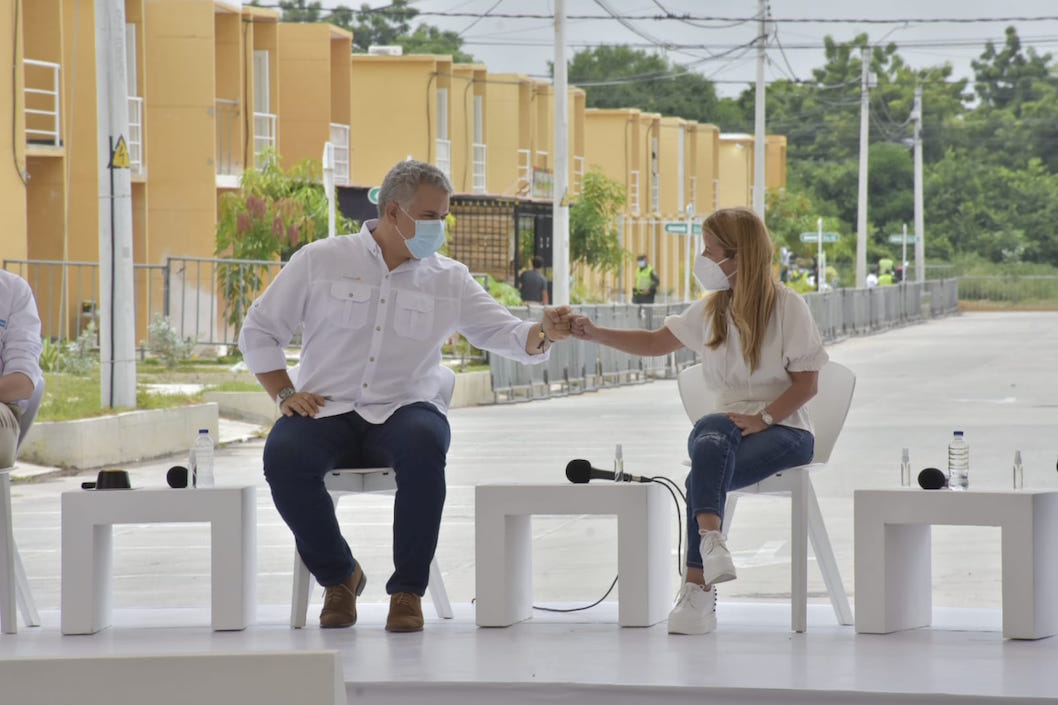 El Presidente Iván Duque y la Gobernadora Elsa Noguera, durante el acto en Sabanagrande.