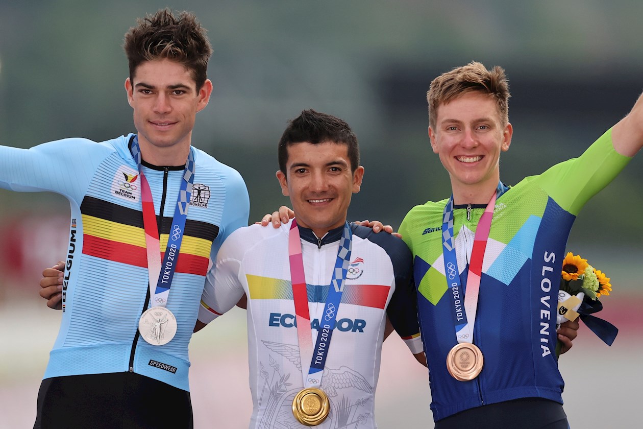  El ecuatoriano Richard Carapaz (c) posa con la medalla de oro junto al belga Wout Van Aert (i), de plata y el esloveno Tadei Pogacar (d) bronce tras la prueba de ciclismo en ruta en los Juegos de Tokio 2020 este sábado. 