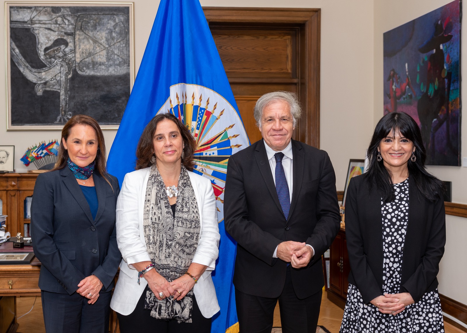 El secretario de la OEA, Luis Almagro, con funcionarias de CIDH.