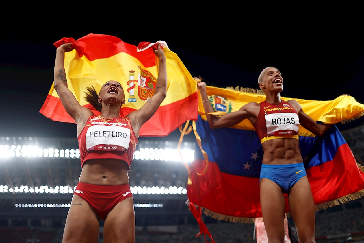 La venezolana Yulimar Rojas (derecha) y la española Ana Peleteiro (izquierda) celebran tras la final femenina de triple salto durante los Juegos Olímpicos 2021.