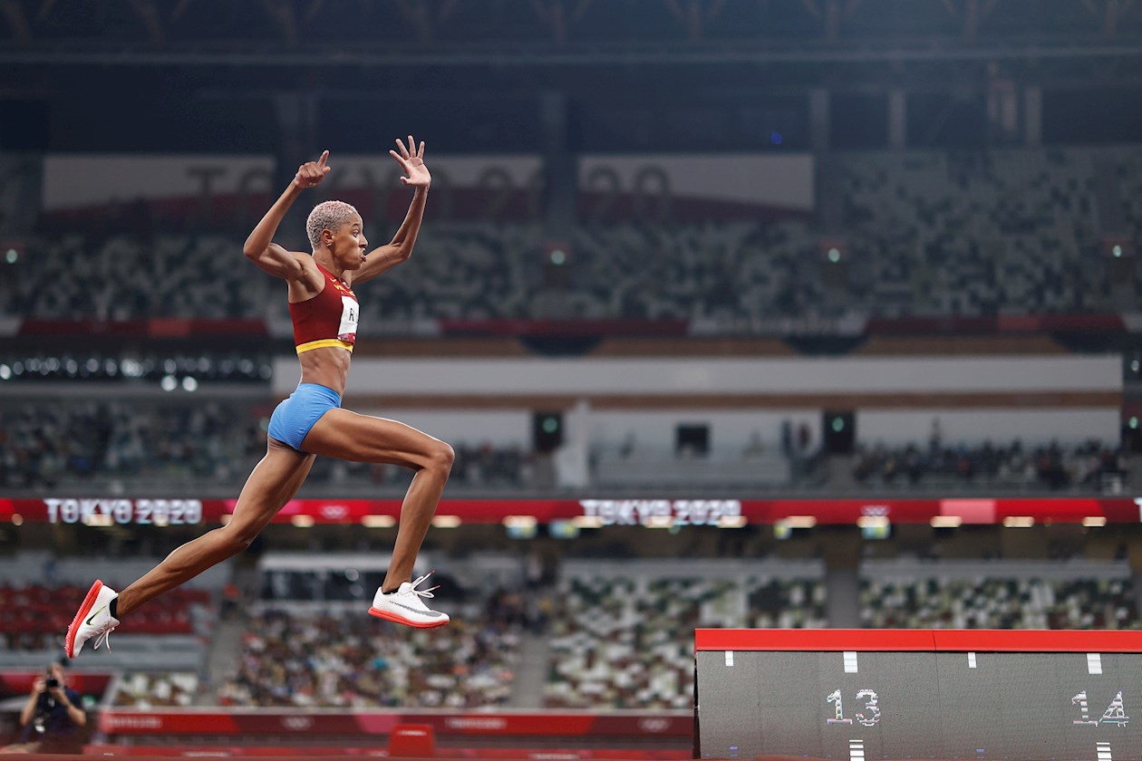 La venezolana Yulimar Rojas compite en la final femenina de triple salto durante los Juegos Olímpicos 2021.