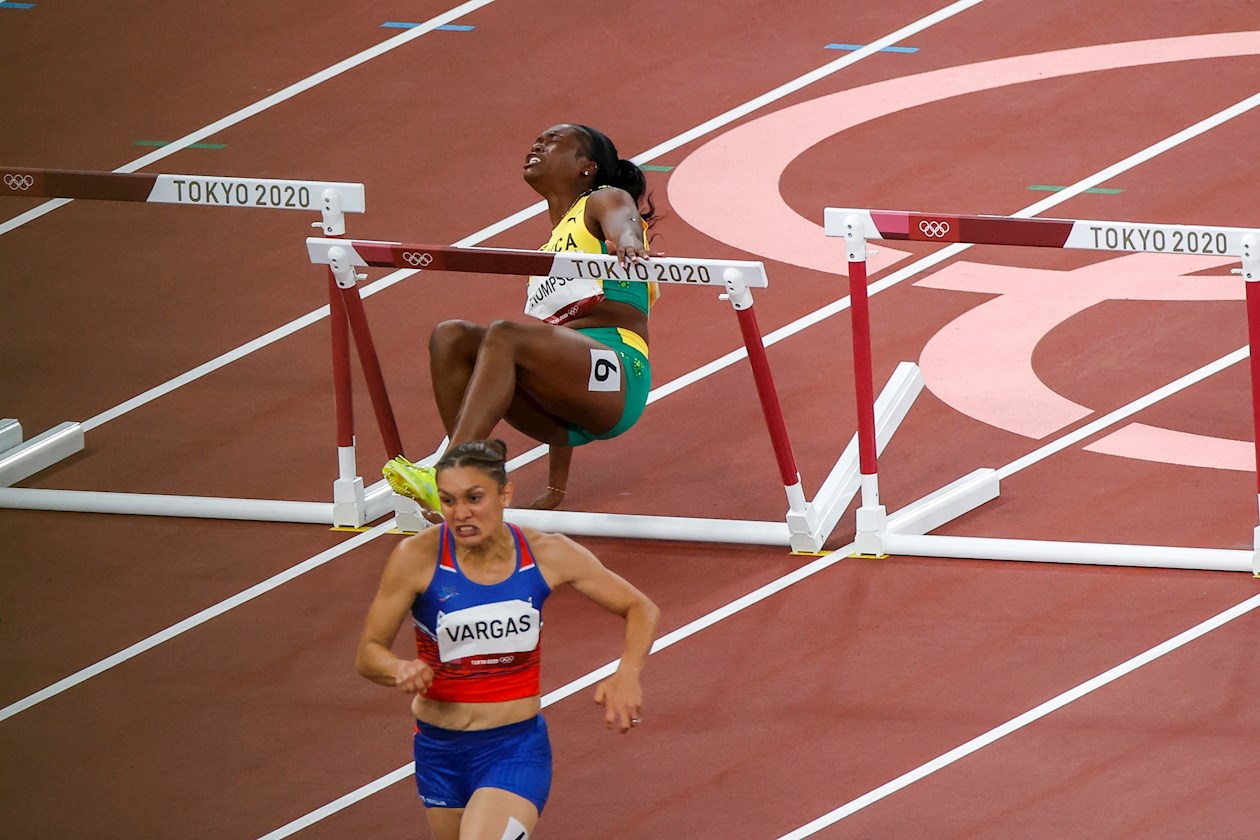 La jamaicana Yanique Thompson sufre una caída en las semifinales de 100 metros vallas femenino de atletismo durante los Juegos Olímpicos 2021.