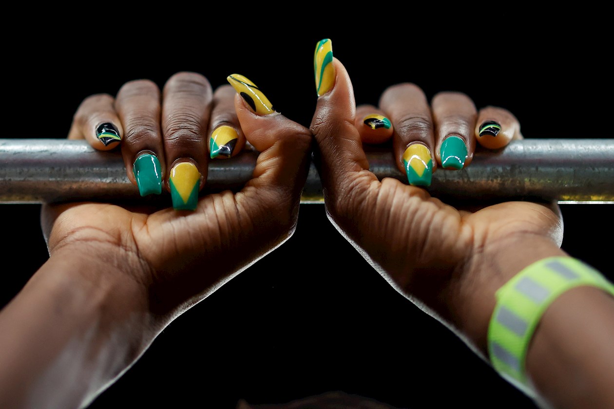 Detalle de las manos de la jamaicana Kimberly Williams antes de la final femenina de triple salto durante los Juegos Olímpicos 2021. 