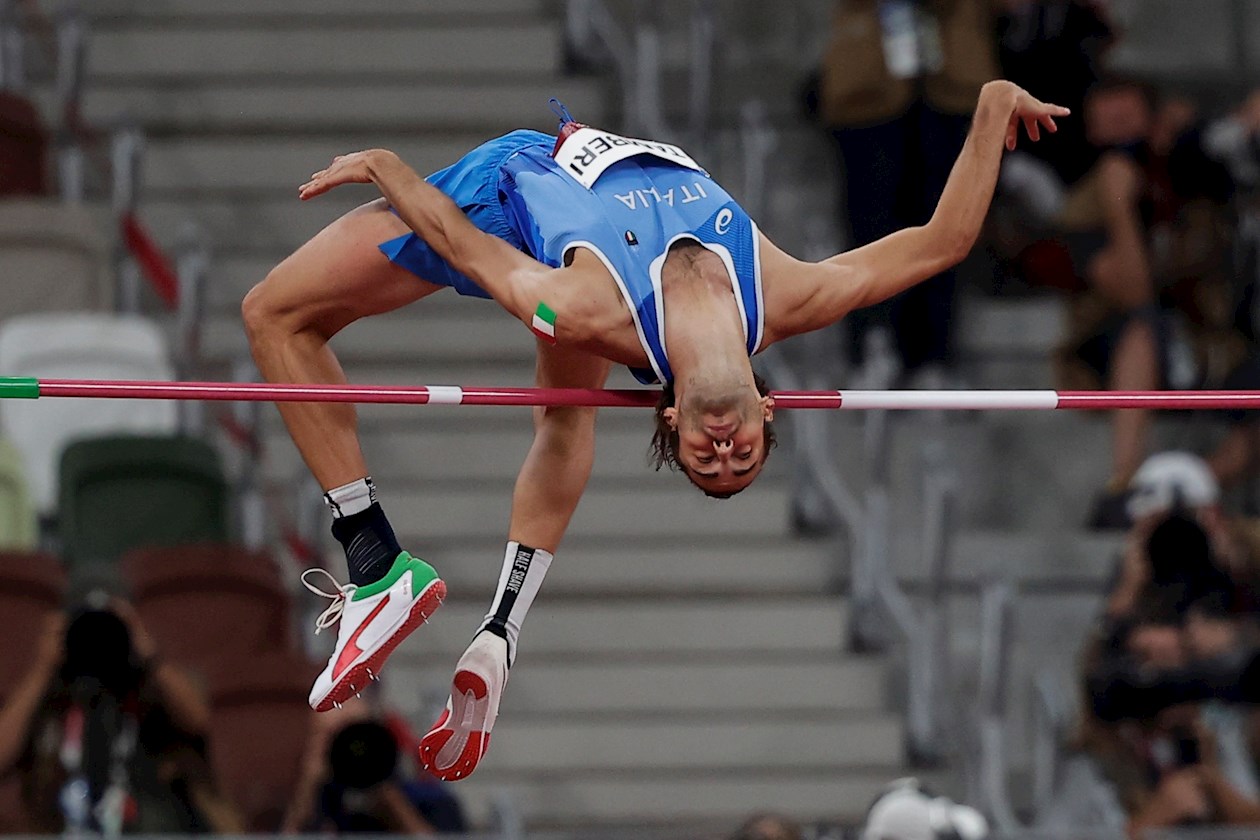 El italiano Gianmarco Tamberi durante la final de salto de altura masculino de atletismo durante los Juegos Olímpicos 2021.
