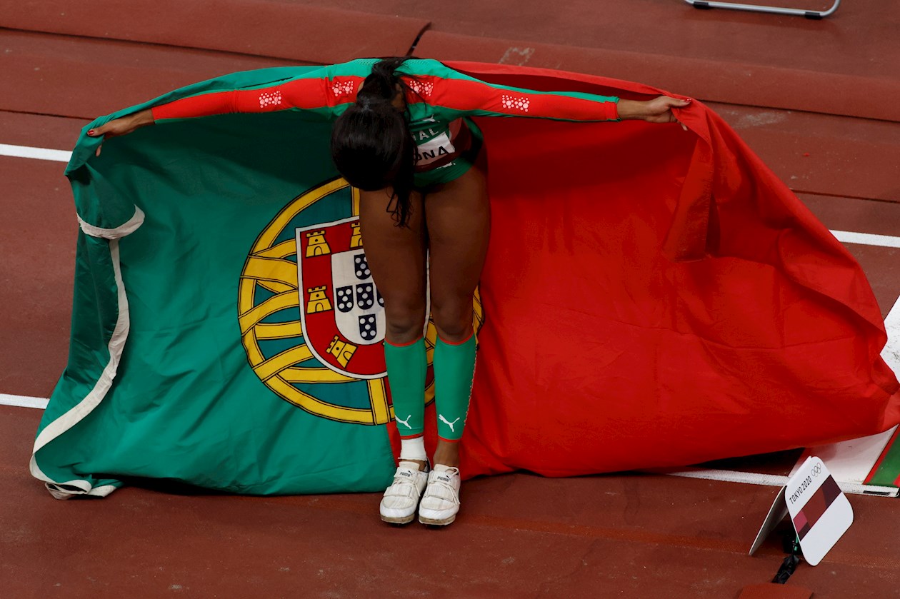 La portuguesa Patrícia Mamona (plata) celebra tras la final femenina de triple salto durante los Juegos Olímpicos 2021.