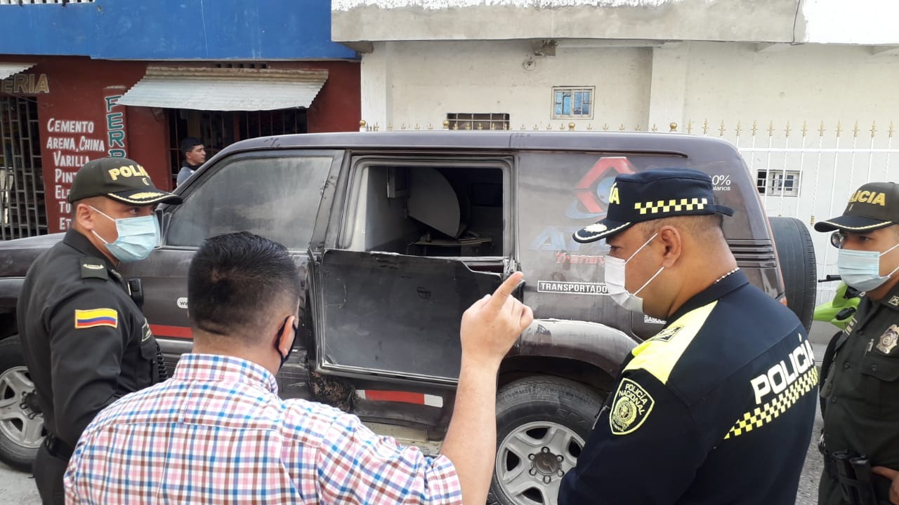 La Policía en el lugar del millonario robo. 