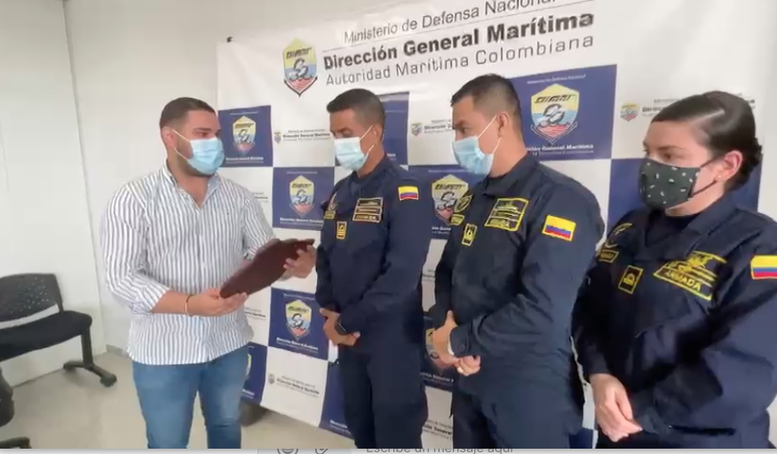 Daniel Pereira, coordinador de la Oficina de Desarrollo Económico de Puerto Colombia, entrega el reconocimiento al capitán de fragata Carlos Urbano Montes, de la Dimar.