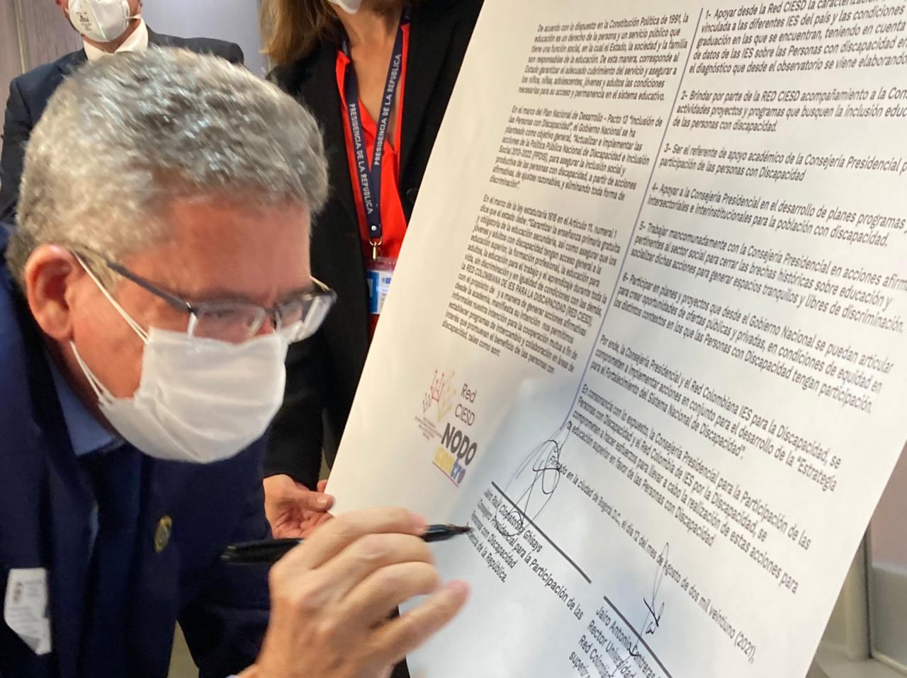  Jairo Antonio Contreras, rector encargado de la Universidad del Atlántico, firma el pacto.