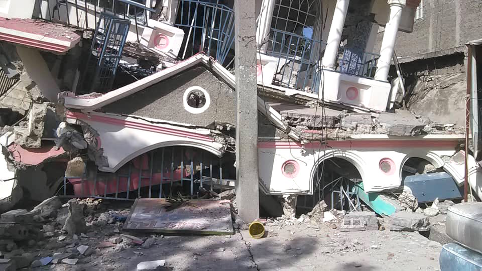 Una vivienda desplomada durante el terremoto.