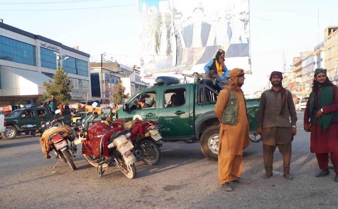 Talibanes controlando el tráfico vehicular en Kabul.