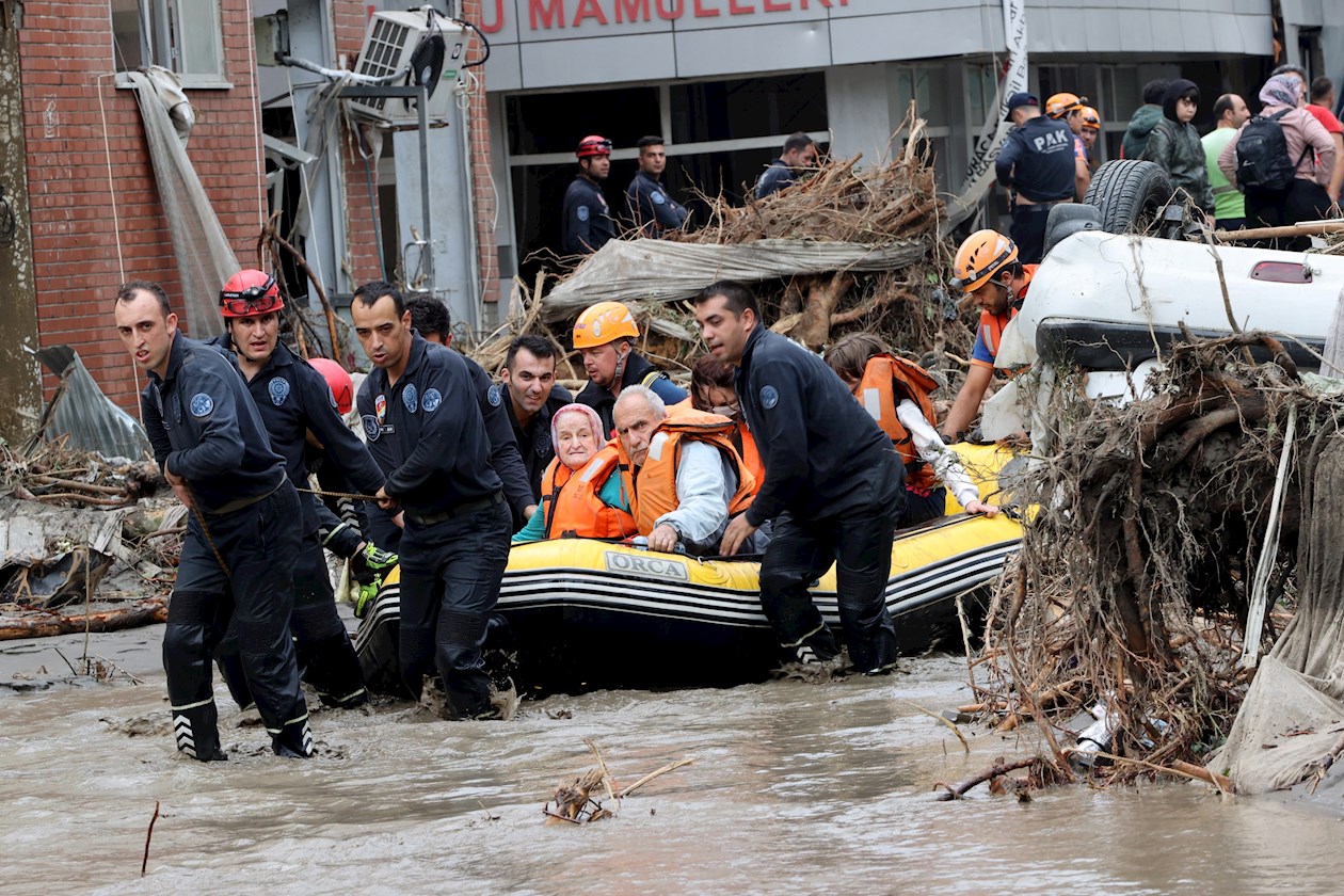 Organismos de socorro ayudan a los damnificados de las inundaciones en Turquía.