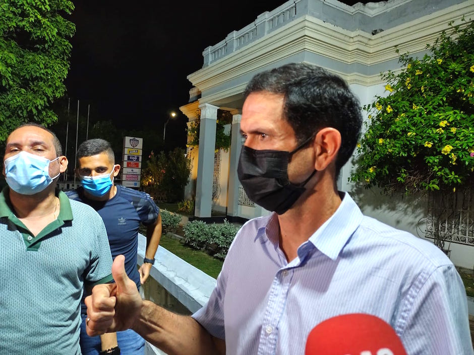 Entregando una corta declaración a los medios de comunicación.