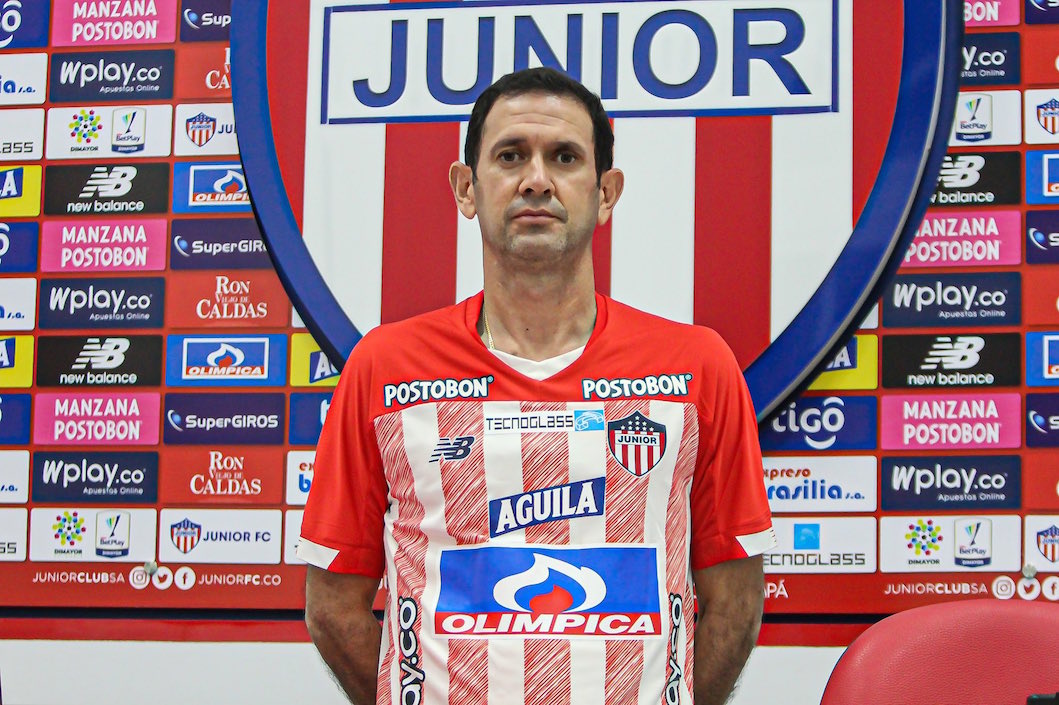 El DT Arturo Reyes luciendo la camiseta juniorista.