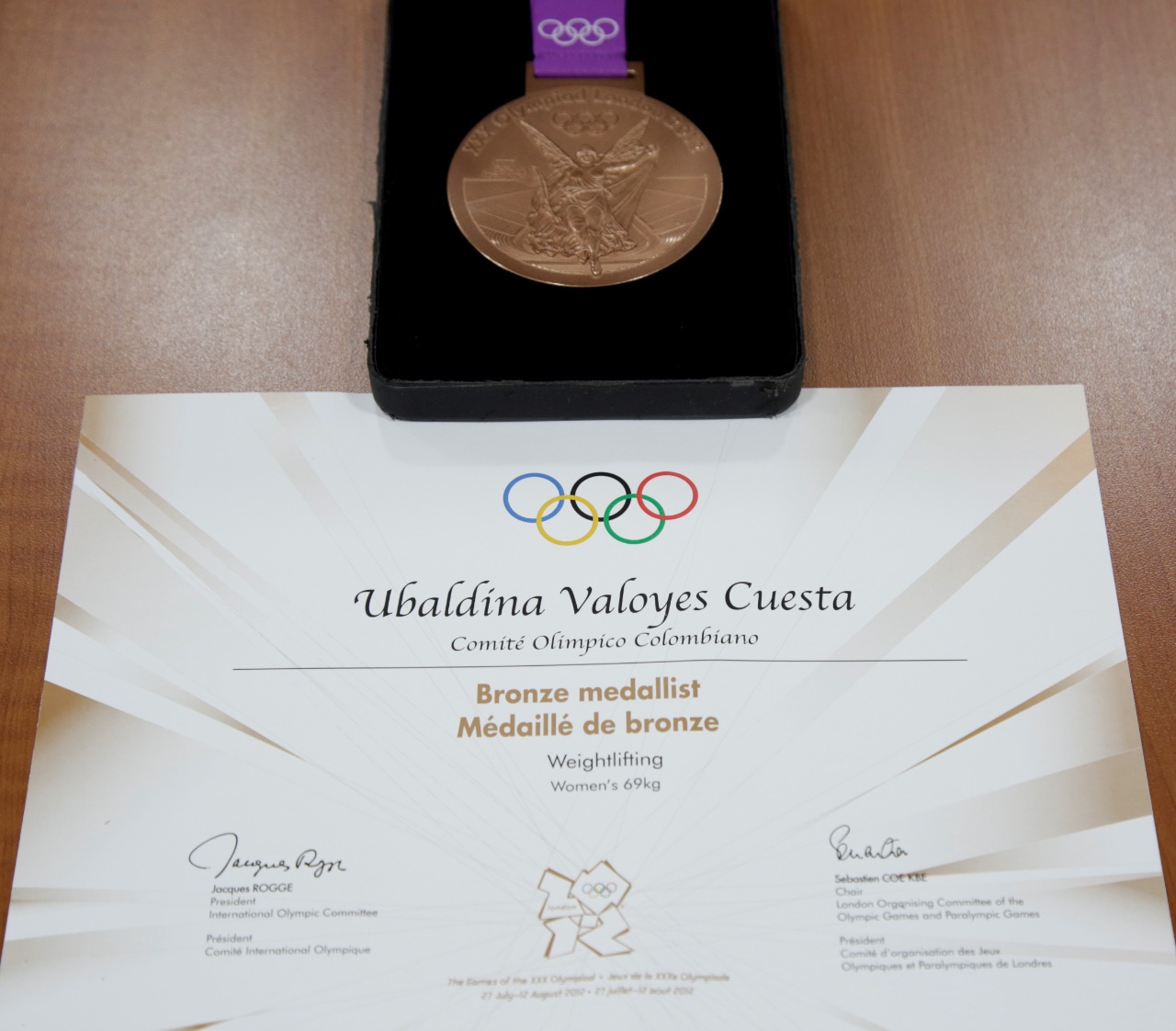 La medalla olímpica de bronce y el diploma correspondiente a Ubaldina Valoyes.