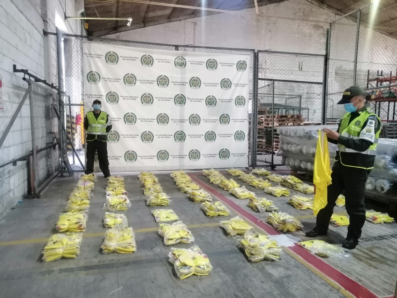 490 unidades de camisetas de la Selección Colombia de procedencia extranjera fueron aprehendidas por las autoridades.