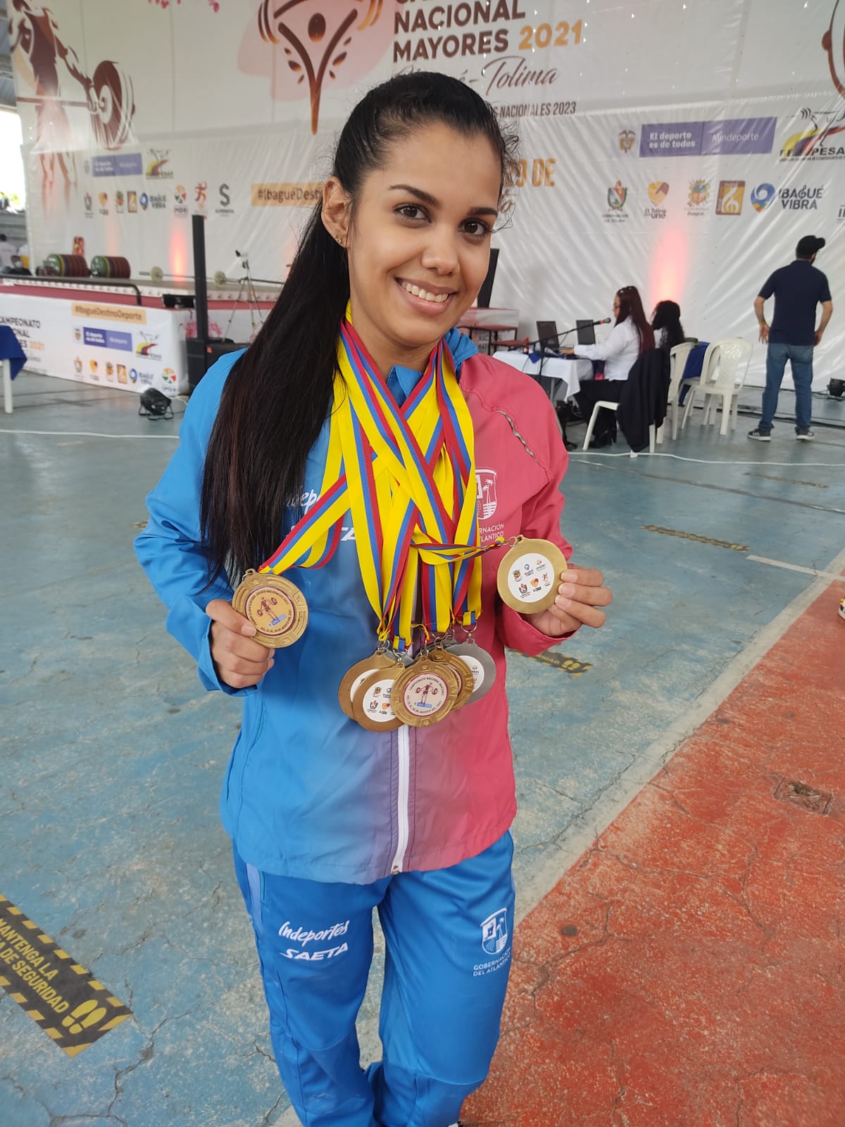 Maira Alejandra Prado, pesista del Atlántico, con sus medallas. 