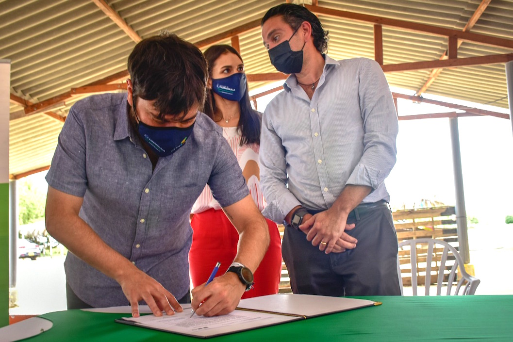 El Alcalde Jaime Pumarejo firmando la cesión del lote.