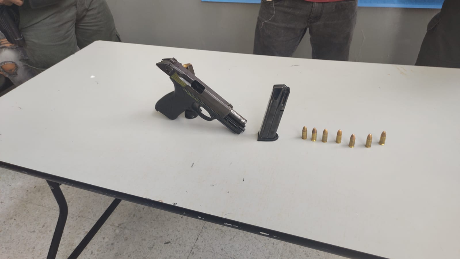 El arma decomisada al venezolano. 